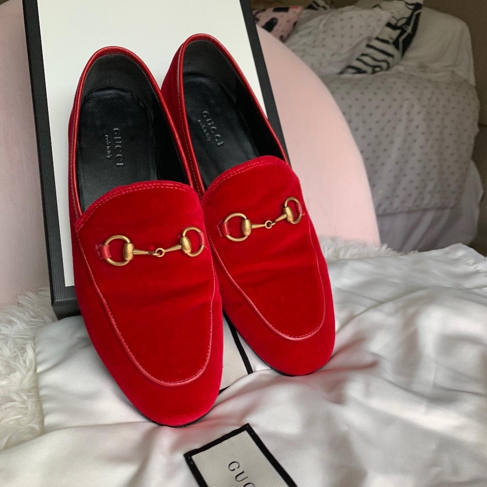 GUCCI JORDAAN RED VELVET LOAFER! SZ 37!